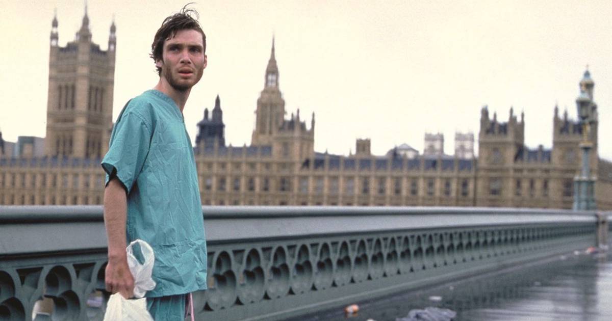 Homem com roupa de hospital andando na rua