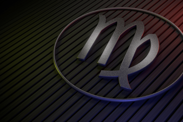 Símbolo do signo de Virgem em relevo metálico dentro de um círculo, sobre fundo escuro com linhas diagonais.