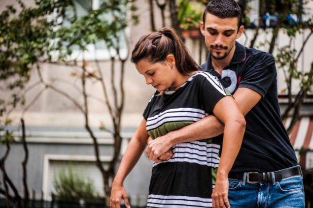 Homem segurando a namorada