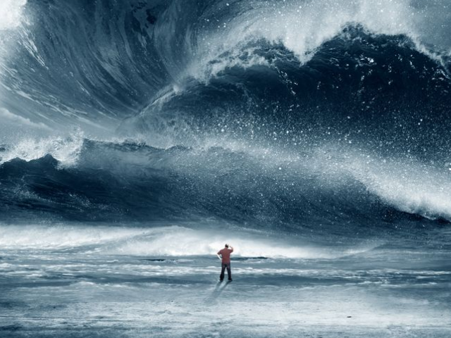 Homem diante de onda gigante