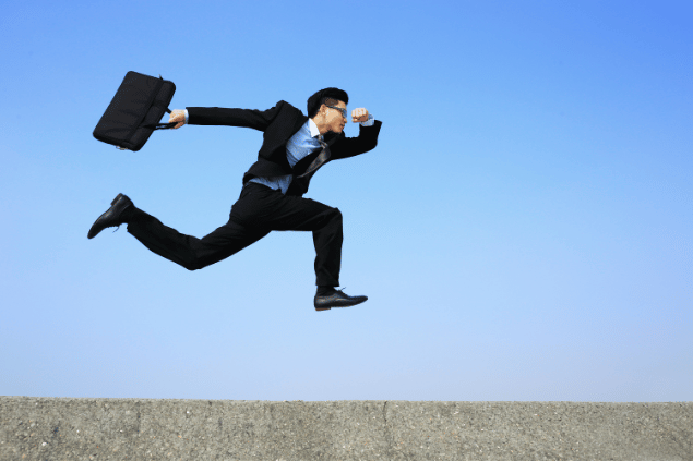 Homem fugindo no trabalho.