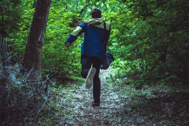Homem fugindo de alguém.