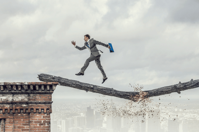 Homem enfretando seus medos de altura. 