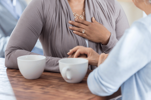 Mulher sênior irreconhecível tem uma conversa séria com um amigo.