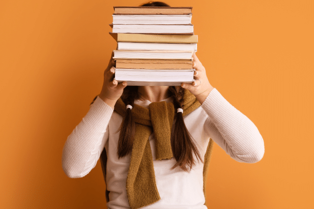 Mulher segurando livros. Conceito de estudos. 