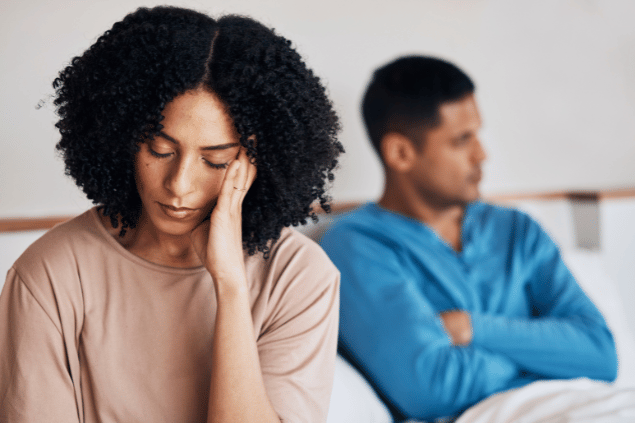 Casal frustrado, com mulher sentindo dor de cabeça. Conceito de conflito, divórcio ou discussão, e relacionamento tóxico.