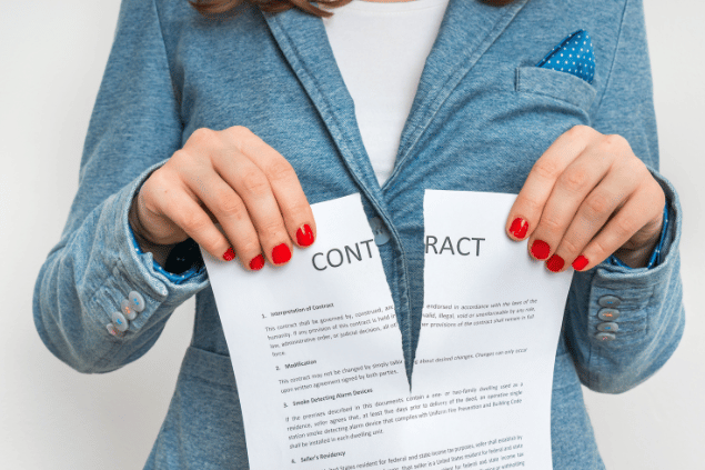 Mulher de negócios rasgando contrato. 