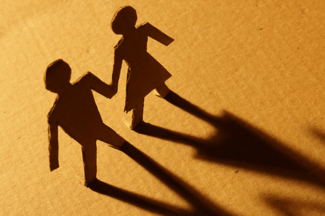 Bonequinhos representando casal. Conceito de relacionamento amoroso.