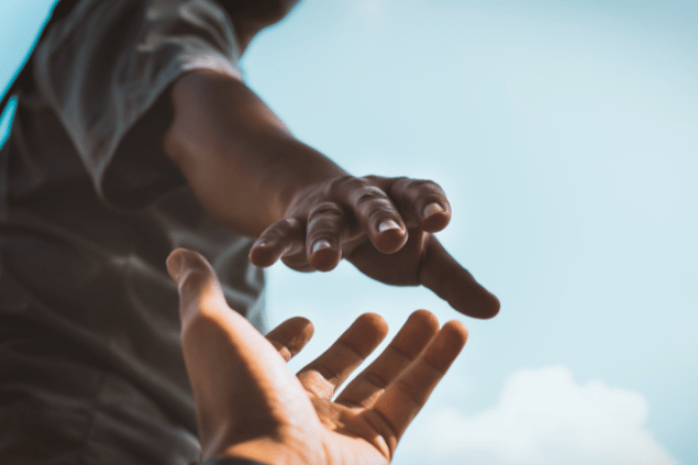 Conceito de ajuda. Homem oferecendo uma mão a outra pessoa. 