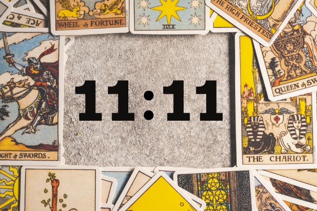 Imagem de uma moldura com fundo marmorizado. As margens são feitas com cartas do tarot e ao centro o número 11:11