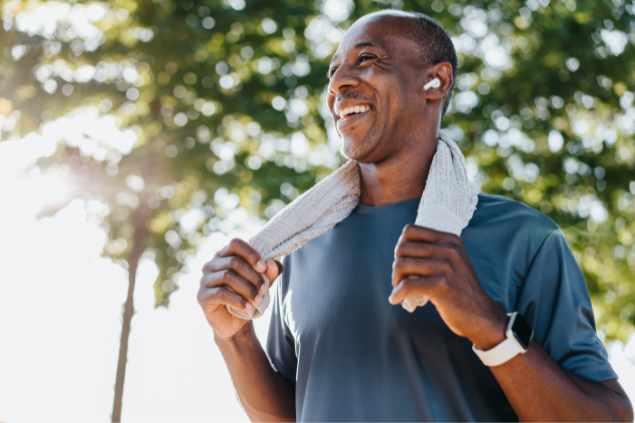 Homem sorrindo enquanto faz exercício físico