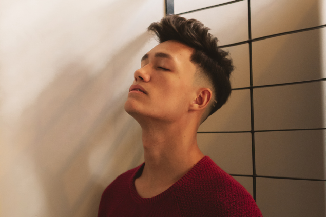 Homem com os olhos fechados