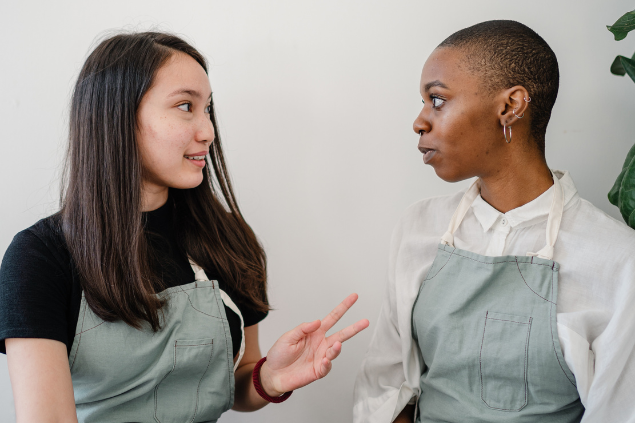 Duas mulheres conversando