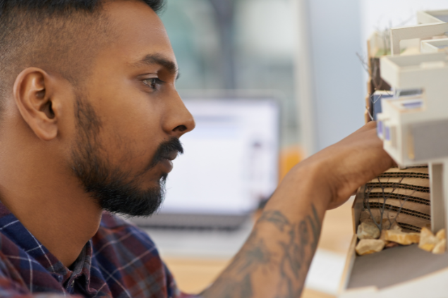 Homem detalhista mexendo em um armário