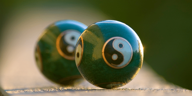 Duas bolinhas verdes com o símbolo Ying Yang. 