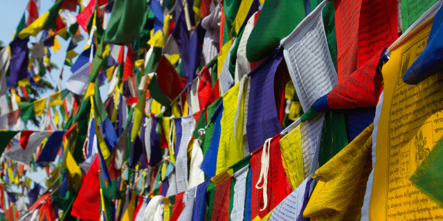 Várias bandeiras penduradas. 