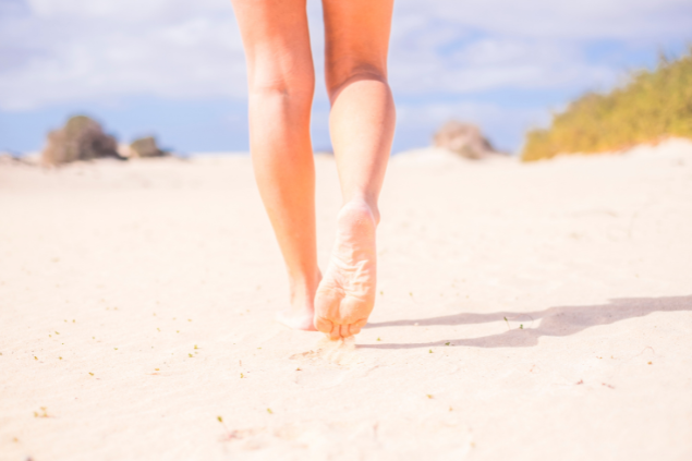 Pessoa andando na praia