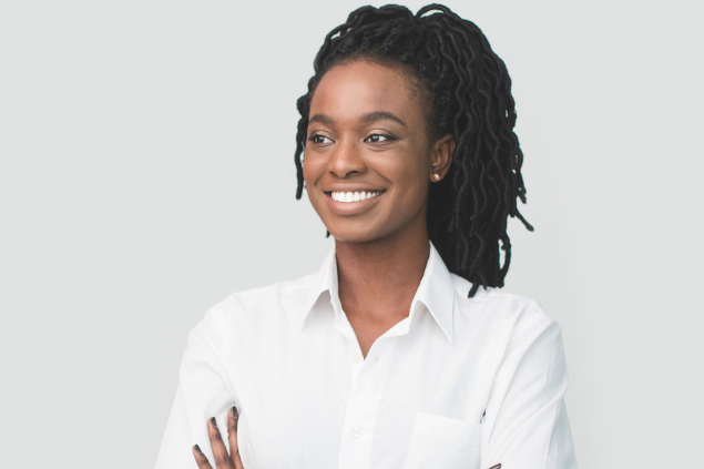 Mulher negra sorrindo