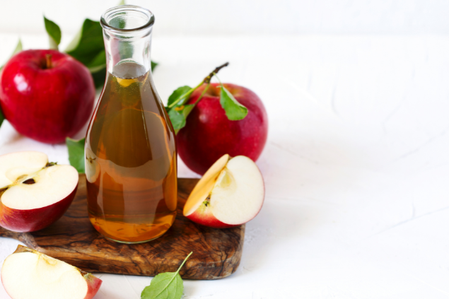 Vinagre de maçã e em volta maçãs