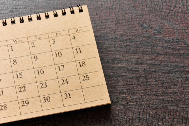 Calendário de papel reciclado ao fundo cinza