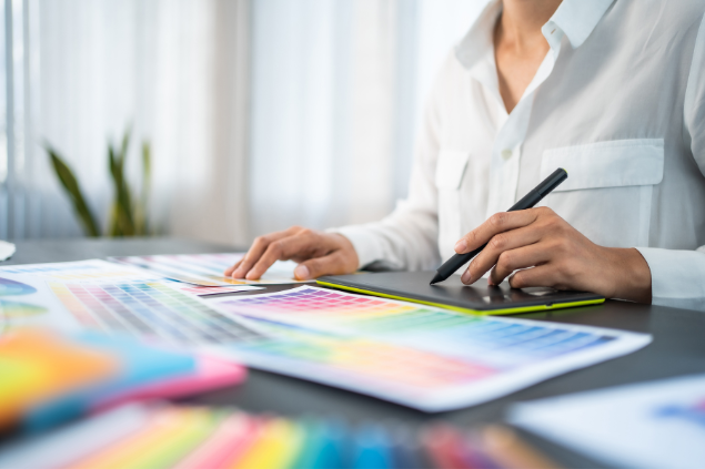 Designer gráfico desenhando em mesa digital