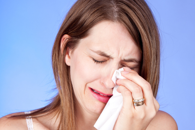 Mulher limpando lágrimas com lenço 