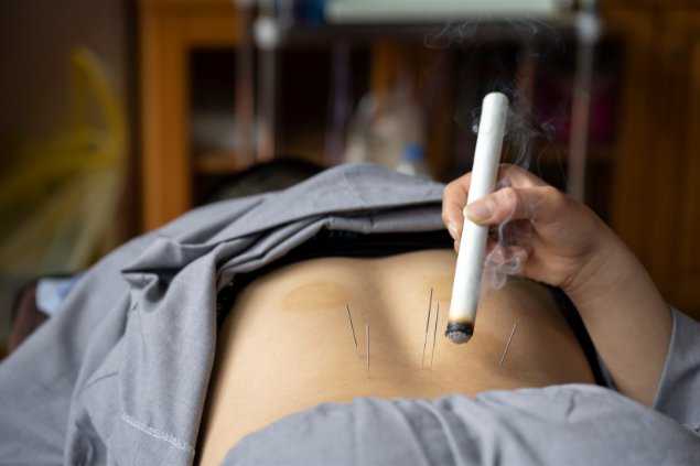 Pessoa fazendo moxabustão 