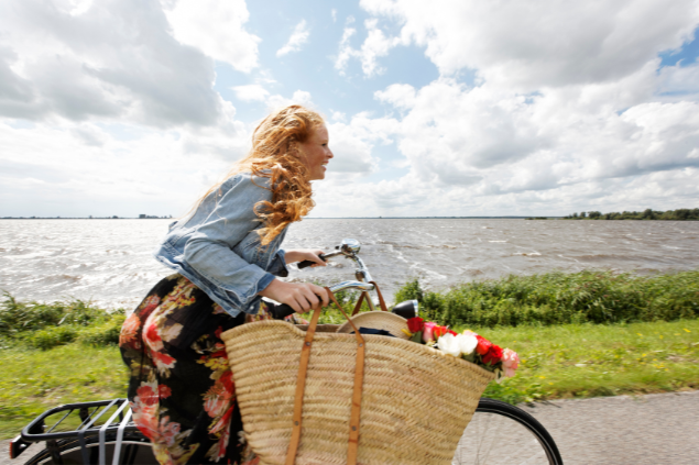 Mulher andando de bicicleta
