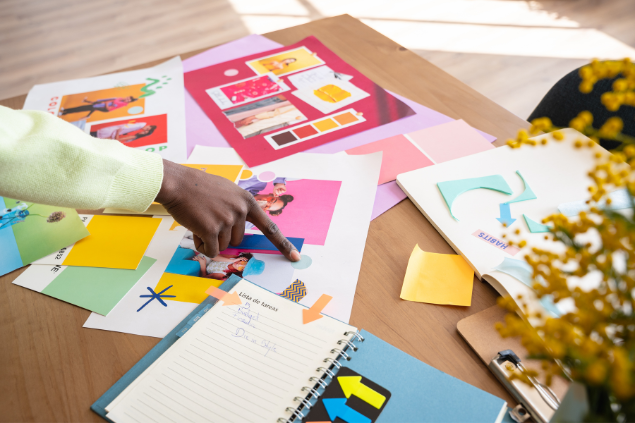 Mesa com recortes coloridos e agendas