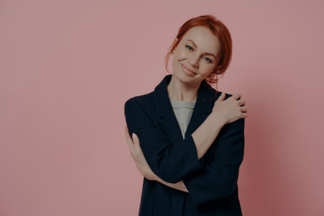 Mulher se abraçando 