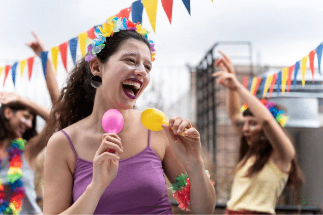 Mulher festejando o carnaval