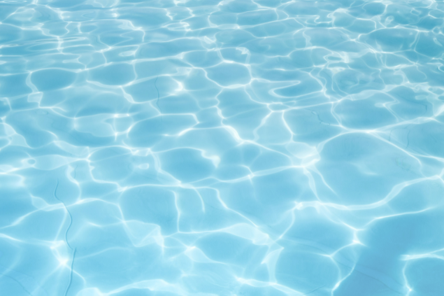 Água cristalina de piscina