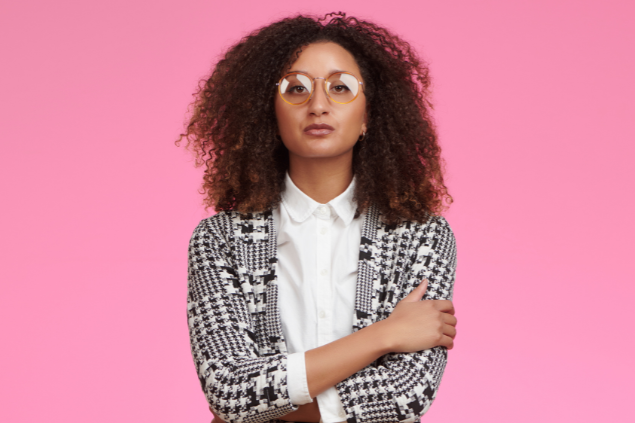 Mulher com feição séria