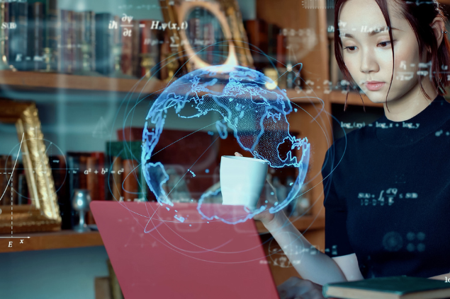 Mulher asiática mexendo no computador