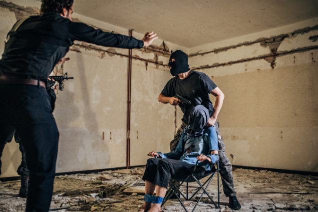 Pessoa sendo feita de refém