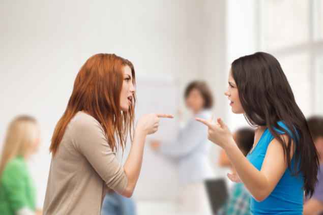 Duas meninas brigando