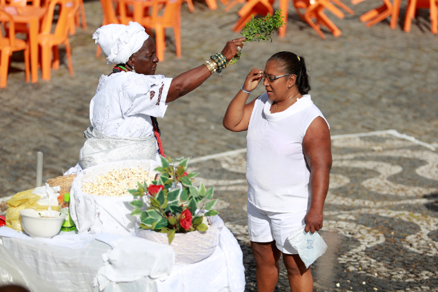 Mulher tomando passe espiritual