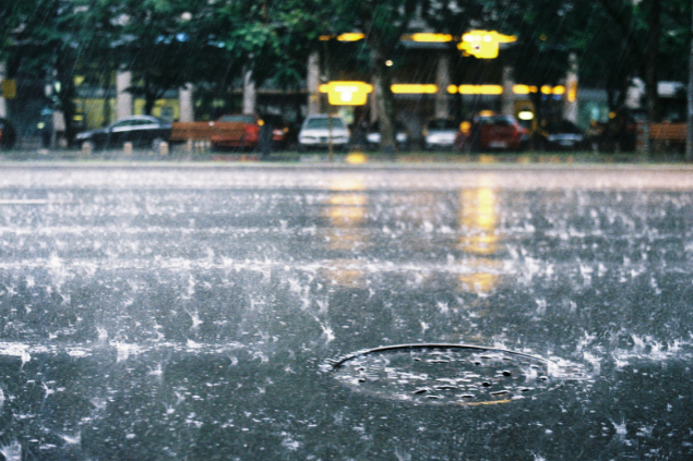 Rua molhada de chuva