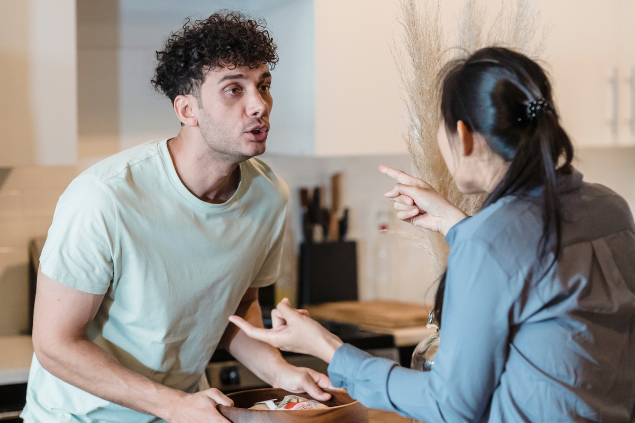 Mulher e homem brigando