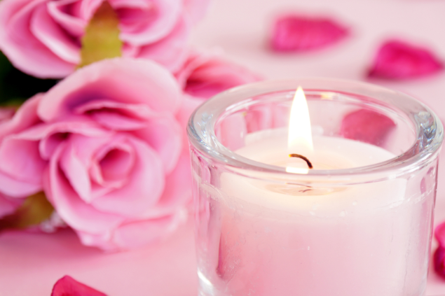 Vela e flores na cor rosa