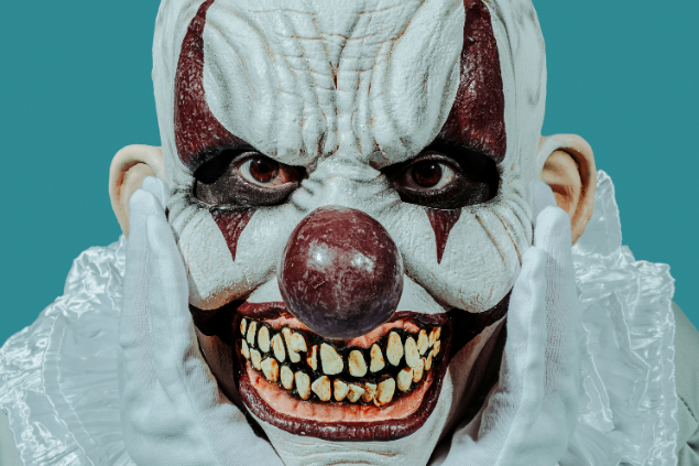 Pessoa vestida de palhaço assustador 