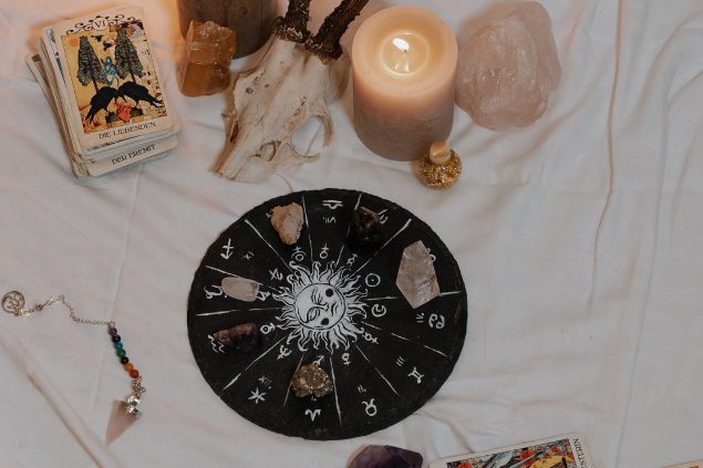 Cartas de tarot e cristais em cima de toalha