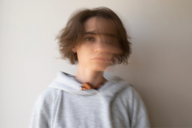 Mulher com o rosto distorcido por edição