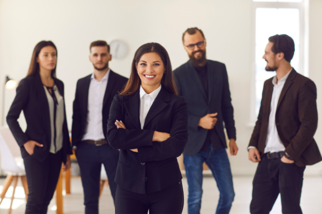 Líder feminina ao centro, com pessoas em volta