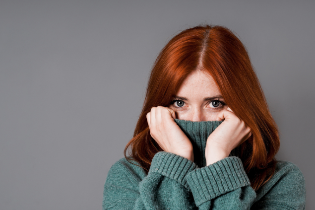 Pessoa tímida se escondendo 