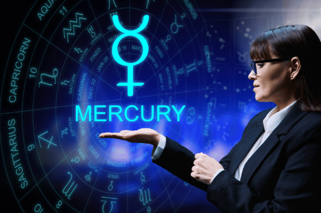 Imagem de uma mulher que veste roupais formais e que está com a palma da mão levantada. Em cima da sua mão, está escrita a palavra Mercury