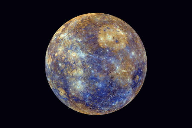 Imagem do planeta Mercúrio e, ao fundo, há um plano todo preto.