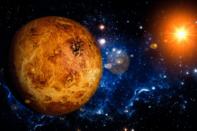 Imagem do planeta Vênus e, ao fundo, há o universo e o Sol que reflete a sua luz.