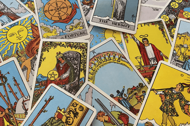 Diversas cartas de Tarot estão espalhadas na imagem.