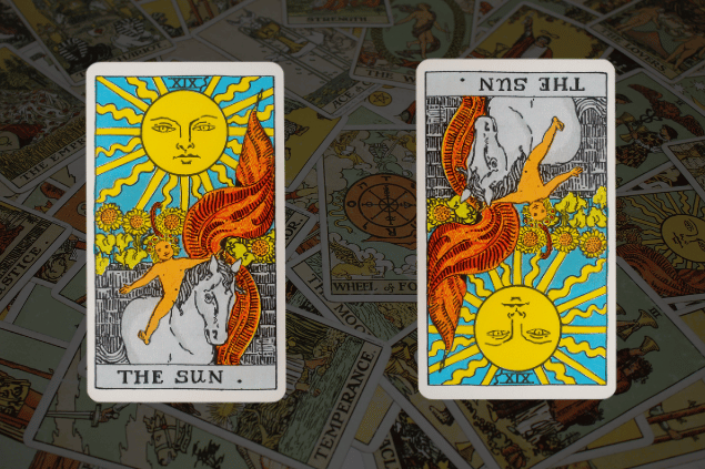 Montagem com a carta O Sol do Tarot na posição normal e outra carta O Sol na posição invertida. Ao fundo, há várias cartas de Tarot.